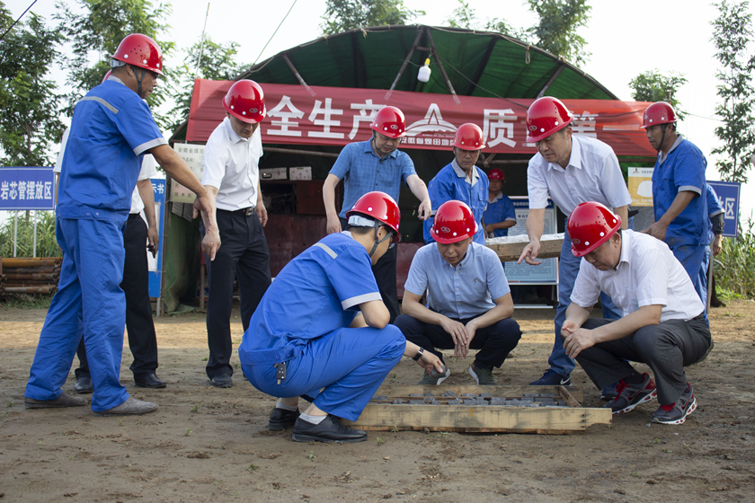 省直机关工会主任李宗军赴水文队临涣煤矿水文补勘项目施工现场JPG_副本.jpg